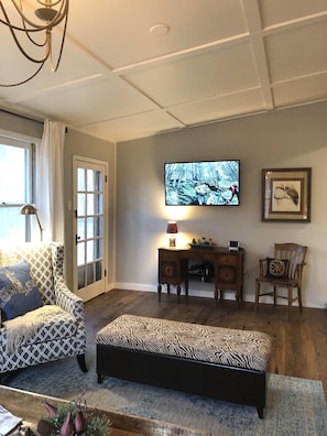 Watch cable tv or netflix on the flat screen tv.