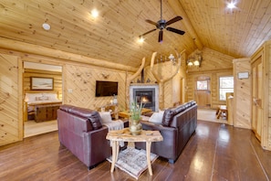 Living Room | Free WiFi | Central A/C & Heating