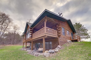 Cabin Exterior | Driveway Parking (10-15 Vehicles)