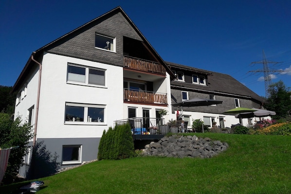 Stugans exteriör [sommar]