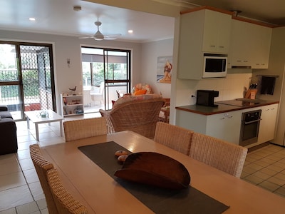 Beerwah House, 3Bedroom , swimming pool, near Australia Zoo, Sunshine Coast