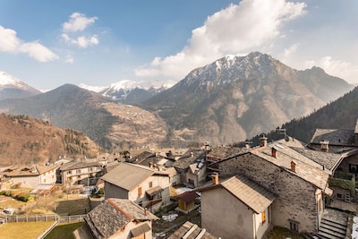 Magnificent views, close to Italian Lakes, Bergamo and Ski Slopes.
