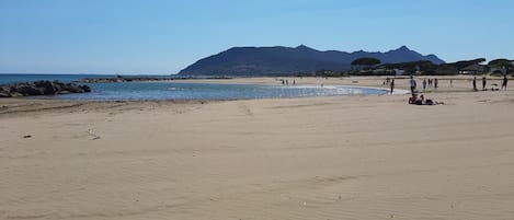 Spiaggia con vista promontorio Circeo 