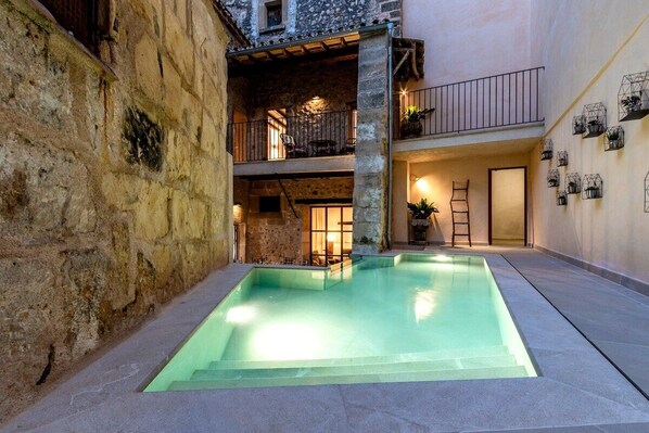 Swimming pool