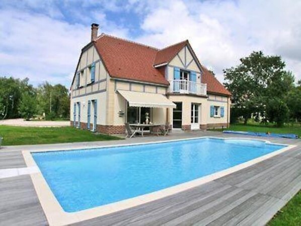 Vue d'ensemble, terrasse et piscine