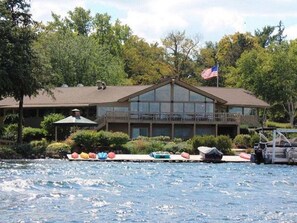 Yacht Club Dining w/ Live Entertainment