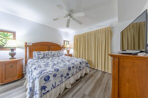 Bedroom with a king size bed.