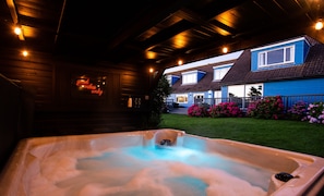 The outdoor hot tub and bar ! Great after a surf !