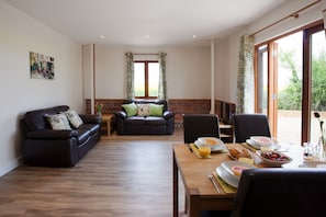 Moorhen: living space with leather sofas