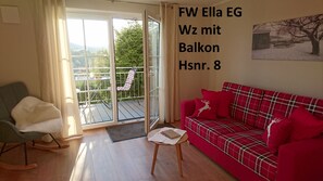 Ferienwohnung Rettinger / Monteurwohnung (Windischeschenbach)-FW Ella EG Wz mit Balkon Hsnr. 8