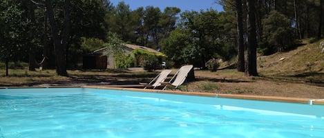 Près d'Aix-En-Provence, Campagne, calme piscine,sans vis-à-vis