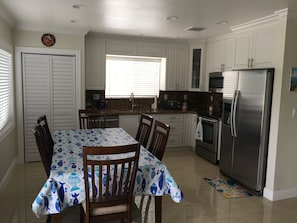 Open concept kitchen/dinning room