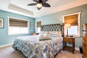 Upstairs bedroom - Eastern King - another super comfy bed!