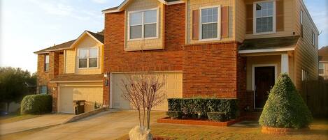 Centrally located,spacious home at the Medical Center,3BR, 2.5 Baths,Sleeps 8