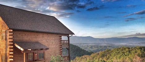 What a stunning morning view! Majestic unobstructed views of Mt LeConte!