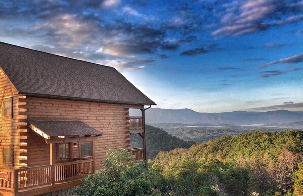 What a stunning morning view! Majestic unobstructed views of Mt LeConte!