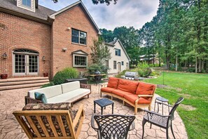 Private Patio | Gas Grill | Charcoal Grill