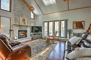 Living Room | Central A/C & Heating | Cable TV | Free WiFi