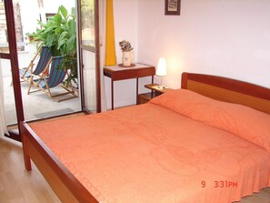 Schlafzimmer 1