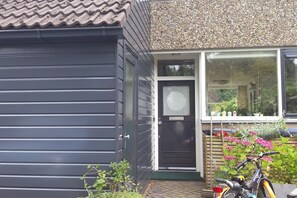 Stugans exteriör [sommar]
