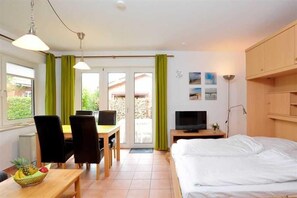 Wohnzimmer mit Schrankbett