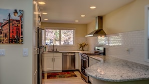 Gas range, microwave, fully equipped kitchen