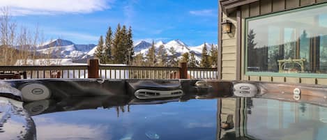 Hot tub. Mountain Views.