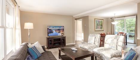 Lovely living room and dining room with 50” Smart tv with cable/wifi