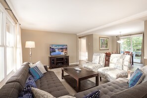 Lovely living room and dining room with 50” Smart tv with cable/wifi