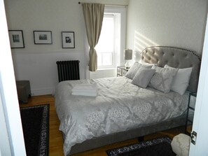 Beige bedroom (queen bed) max 2 dults