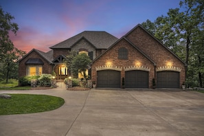 Welcome to Lap of Luxury Lodge!