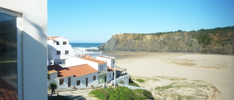 Vista da casa para a praia de odeceixe