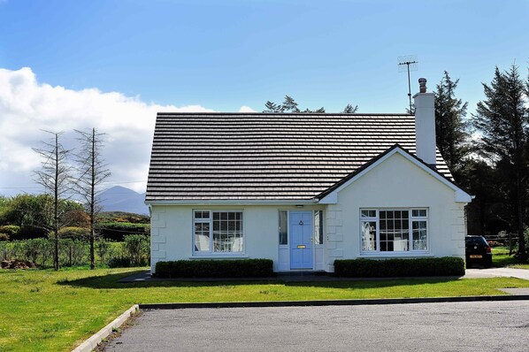 Beautifully presented throughout, 4 bedroom detached house, set in lovely rural 