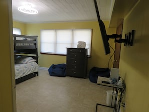 Bunk room/kids room 