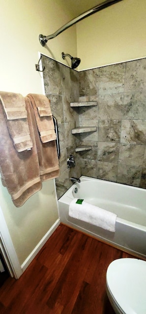 Plush, thick, absorbent towels !  
CLEAN tile shower / tub !