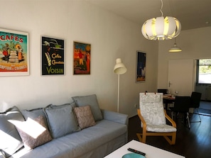 Zimmer mit gemütlicher Schlafcouch