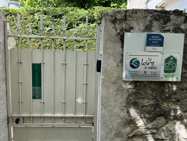 Entrance gate