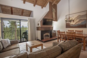 Carnelian Woods 128 Living Area and Dining Area - Carnelian Woods 128 Living Area and Dining Area