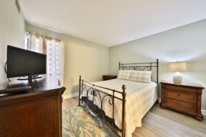2nd bedroom with a queen size bed.