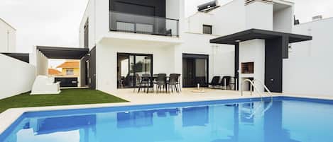 Casa con 3 dormitorios, cocina totalmente equipada, piscina privada, barbacoa, comedor al aire libre, wifi, canales de satélite y espacio de aparcamiento. Situado a unos 800 m de  la playa de Salir do Porto.