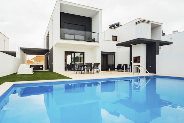 House with 3 bedrooms, fully equipped kitchen, private pool, barbecue, outdoor dining area, wifi, satellite channels and parking space. Located about 800 m from Salir do Porto beach.