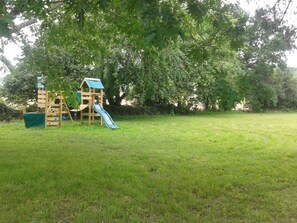 Accès aux jeux pour enfant dans le parc du Château Marith