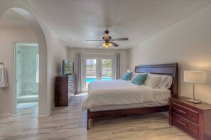 Master Bedroom (king size bed)