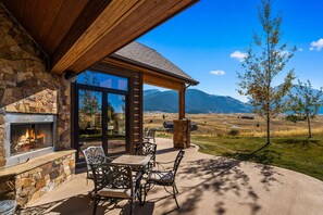 Wrap around views in every direction.  Cozy up to the outdoor fireplace, dine under the stars and coffee to mountain sunrises.