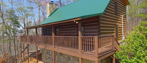 Beautiful Smoky Mountain Cabin - Private, view log cabin 3 miles from Downtown Gatlinburg. Fantastic spot for Smoky Mountain vacation!