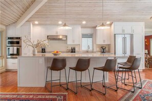 Kitchen with Breakfast Bar