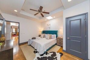  Private bedroom with King size bed (AND ULTRA COMFY MEMORY FOAM MATTRESS!), TV with basic cable and Apple TV, full length mirror, closet, and en suite bathroom with shower/tub combo bathroom.