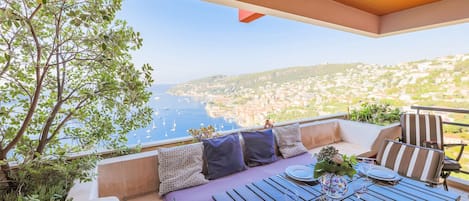 Große Terrasse mit Panoramablick auf das Meer