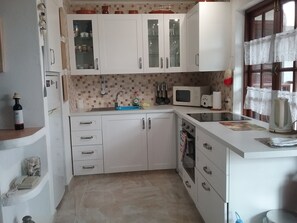 Fully fitted kitchen inc dishwasher