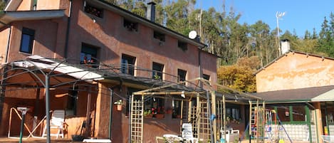 CASA , PATIO Y JARDIN